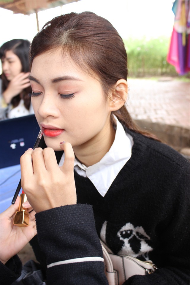 Những cô gái trang điểm thật kỹ và diện váy áo thật vừa ý để chụp ảnh.