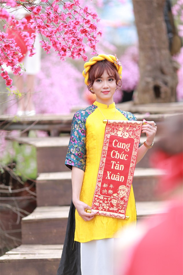 Tà áo dài cách tân rất được các bạn trẻ yêu thích.