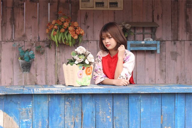 Nhà vườn chuẩn bị đầy đủ bàn ghế, dụng cụ để bạn trẻ tạo dáng.