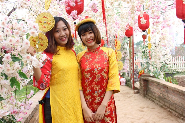 
2 bạn Trần Phương Thảo và Lê Thị Phương Chi (Đại học Quốc gia Hà Nội) vui vẻ lưu lại những khoảnh khắc đẹp cùng nhau.
