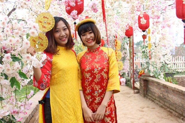 2 bạn Trần Phương Thảo và Lê Thị Phương Chi (Đại học Quốc gia Hà Nội) vui vẻ lưu lại những khoảnh khắc đẹp cùng nhau.