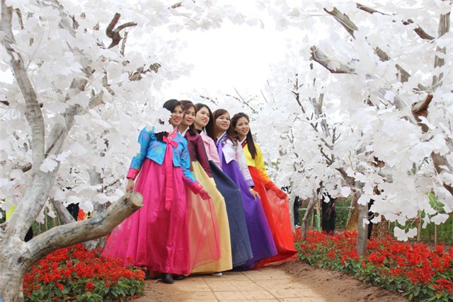 
Các trang phục truyền thống của Hàn Quốc cũng được các bạn trẻ rất yêu thích. Theo chủ vườn hoa, giá cả thuê mỗi một bộ đồ là 100.000 đồng, trọn gói cả chụp và trang điểm là 300.000 đồng.
