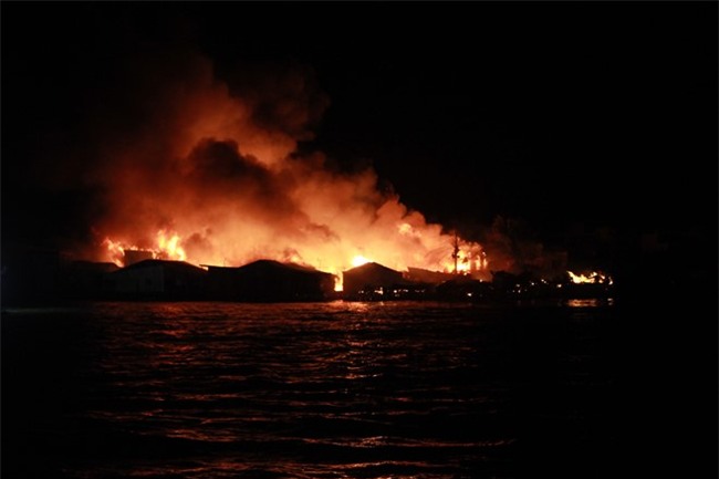 Gan 40 can nha bi thieu rui trong dem o Nha Trang hinh anh 1