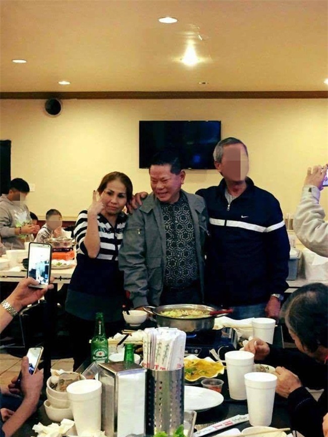 Nữ đại trong buổi đấu giá sim của Ngọc Trinh bị cho rằng từng chụp ảnh thân thiết bên tỷ phú Hoàng Kiều - Ảnh 1.