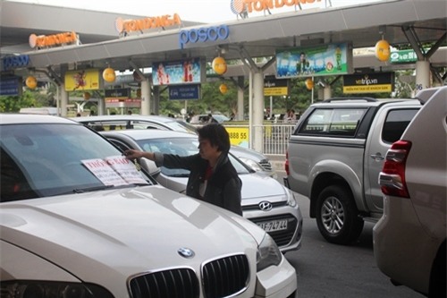 Khóa bánh xe sang BMW 'chây ì' trong sân bay Tân Sơn Nhất