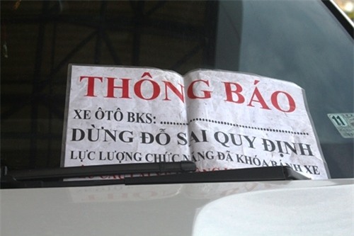 Khóa bánh xe sang BMW 'chây ì' trong sân bay Tân Sơn Nhất