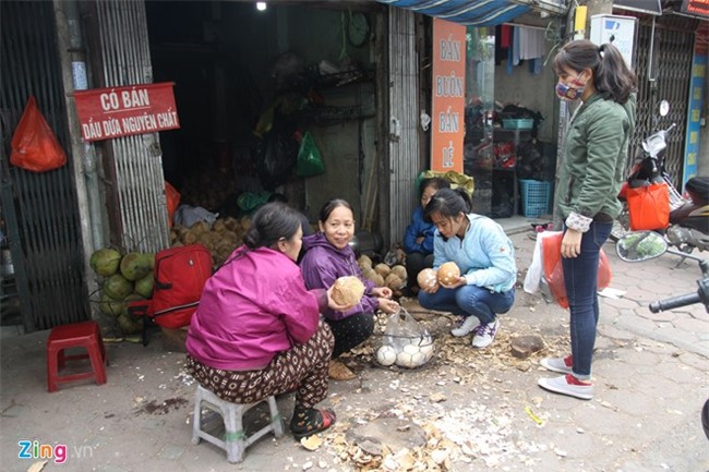 Deo dua moi tay khong du cho khach lam mut Tet hinh anh 1