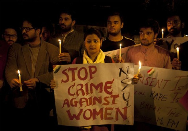 Bé gái Ấn Độ nguy kịch vì bị 4 thầy giáo cưỡng hiếp - Ảnh 1.