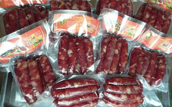 Lạp xưởng ăn Tết phải coi kỹ, chỉ được mua khi thấy như thế này - Ảnh 3.