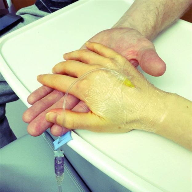 Câu chuyện cảm động về cô gái dị ứng với hầu hết mọi thứ, kể cả... chồng mình - Ảnh 2.