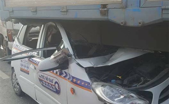 7 ô tô đâm nhau, cầu Thanh Trì ách tắc nghiêm trọng