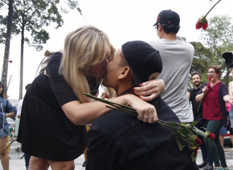 Chang trai Viet nhay cau hon ban gai Tay hon 7 tuoi giua Sai Gon - Anh 5