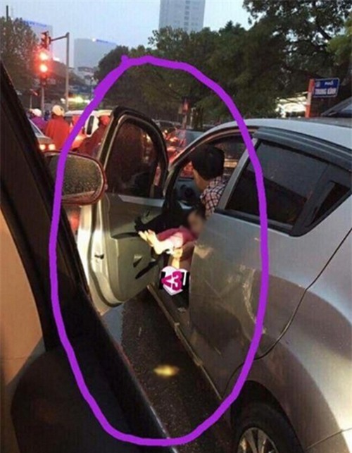 Người mẹ hồn nhiên cho 2 bé gái đi vệ sinh ngay giữa đường băng máy bay - Ảnh 2.