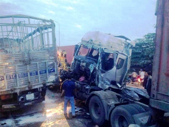 “Giải cứu tài xế mắc kẹt trong cabin xe container gần 2 giờ - Ảnh 2.