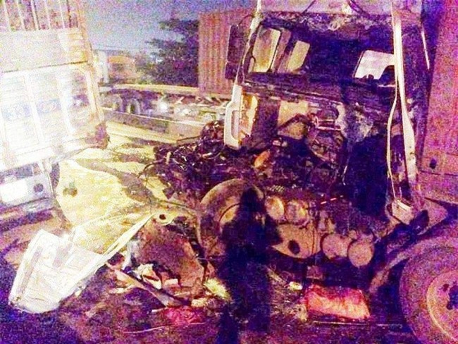 “Giải cứu tài xế mắc kẹt trong cabin xe container gần 2 giờ - Ảnh 3.