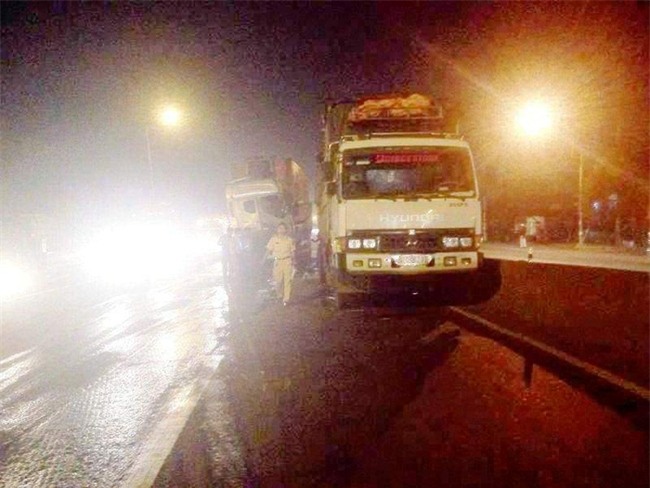 “Giải cứu tài xế mắc kẹt trong cabin xe container gần 2 giờ - Ảnh 4.