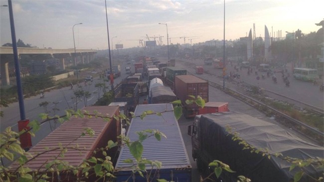 “Giải cứu tài xế mắc kẹt trong cabin xe container gần 2 giờ - Ảnh 5.