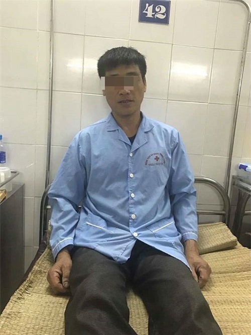 nguoi dan ong bi dia chui vao mui sau khi an rau song - 1