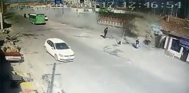 Ngồi trong nhà cũng chết: Container mất lái lao thẳng vào nhà dân, 5 người chết, 3 người bị thương - Ảnh 3.