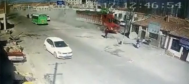 Ngồi trong nhà cũng chết: Container mất lái lao thẳng vào nhà dân, 5 người chết, 3 người bị thương - Ảnh 4.