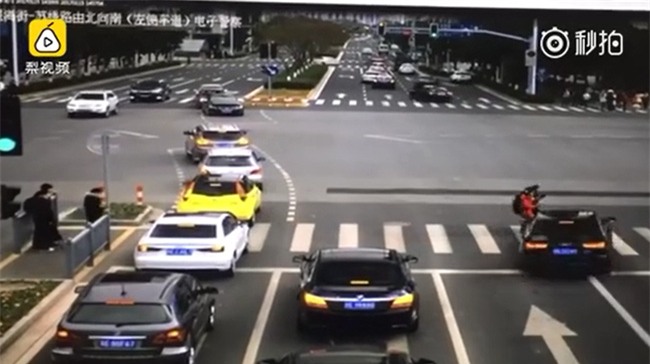 Trung Quốc: Không đợi đèn tín hiệu, 3 học sinh dắt tay nhau chạy sang đường bị ô tô hất tung - Ảnh 2.