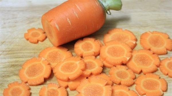 Ớt lấy hạt băm nhỏ, tỏi rửa sạch và cũng băm nhỏ.