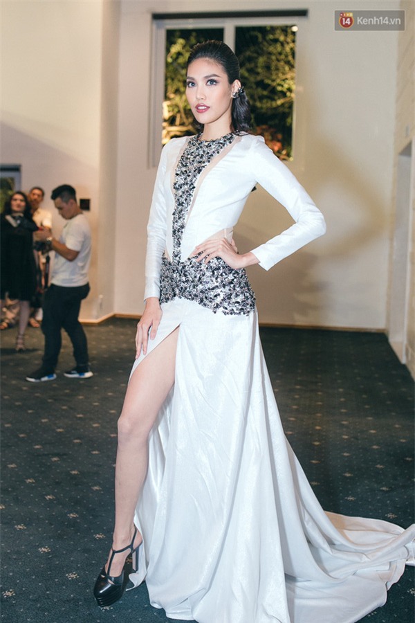 Nguoi dep Viet khoe chan thon dai voi vay xe cao, nhung xe nhu the nao la du?