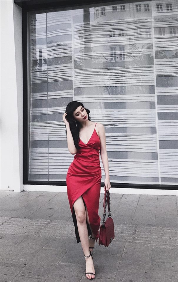 Nguoi dep Viet khoe chan thon dai voi vay xe cao, nhung xe nhu the nao la du?