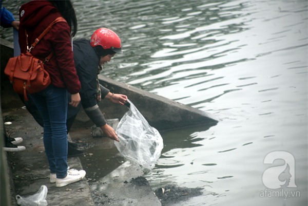 Hà Nội: Sợ tắc đường, nhiều người tranh thủ lên cầu tiễn Táo Quân về trời sớm - Ảnh 12.