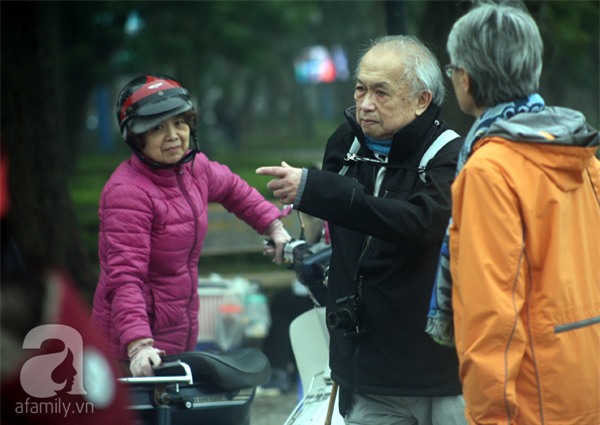 Hà Nội: Sợ tắc đường, nhiều người tranh thủ lên cầu tiễn Táo Quân về trời sớm - Ảnh 14.