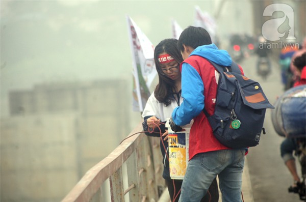 Hà Nội: Sợ tắc đường, nhiều người tranh thủ lên cầu tiễn Táo Quân về trời sớm - Ảnh 4.