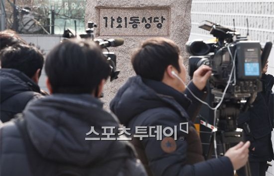 HOT: Ơn giời, nữ hoàng sắc đẹp Kim Tae Hee đã xuất hiện với váy ngắn trong đám cưới cực bí mật - Ảnh 10.