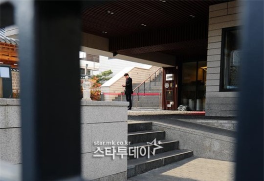 HOT: Ơn giời, nữ hoàng sắc đẹp Kim Tae Hee đã xuất hiện với váy ngắn trong đám cưới cực bí mật - Ảnh 12.