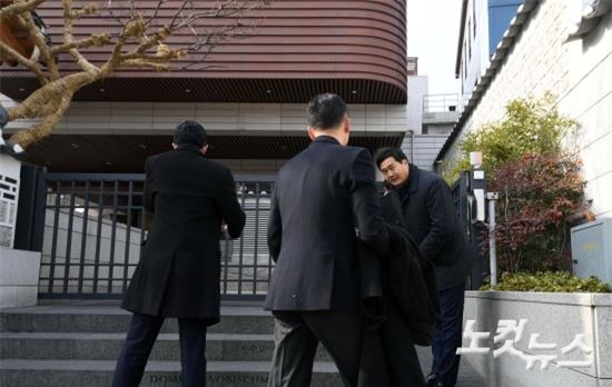 HOT: Ơn giời, nữ hoàng sắc đẹp Kim Tae Hee đã xuất hiện với váy ngắn trong đám cưới cực bí mật - Ảnh 13.