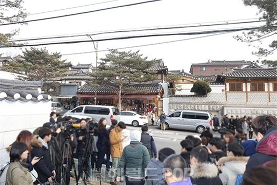 HOT: Ơn giời, nữ hoàng sắc đẹp Kim Tae Hee đã xuất hiện với váy ngắn trong đám cưới cực bí mật - Ảnh 16.