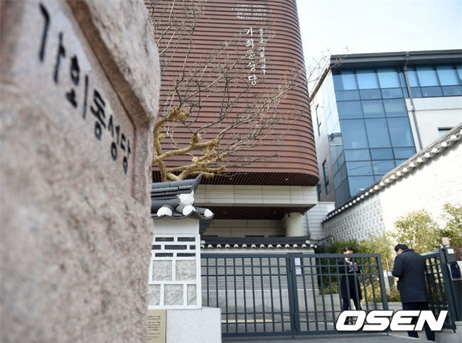 HOT: Ơn giời, nữ hoàng sắc đẹp Kim Tae Hee đã xuất hiện với váy ngắn trong đám cưới cực bí mật - Ảnh 6.