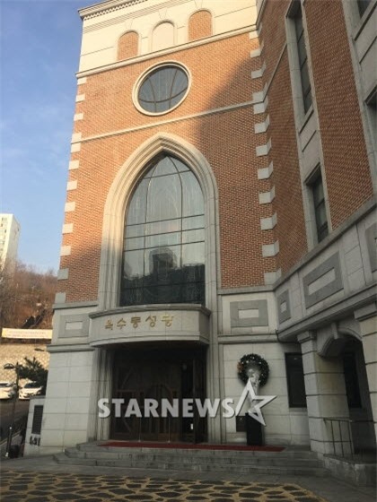 HOT: Ơn giời, nữ hoàng sắc đẹp Kim Tae Hee đã xuất hiện với váy ngắn trong đám cưới cực bí mật - Ảnh 8.