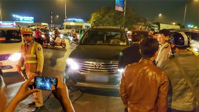 Hà Nội: Cấm ô tô rẽ xuống dốc cầu Chương Dương, CSGT bị tài xế xe biển xanh tát vào mặt - Ảnh 1.