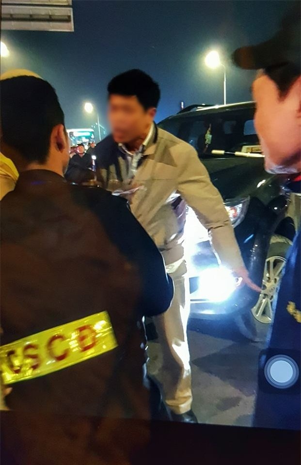 Hà Nội: Cấm ô tô rẽ xuống dốc cầu Chương Dương, CSCĐ bị tài xế xe biển xanh tát vào mặt - Ảnh 2.