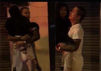 Trước sự hoảng hốt của 2 bé trai vừa được cứu, nam ca sĩ Tuấn Hưng ôm các cháu nhỏ, vỗ về để, hỏi han để các bé qua cơn hoảng sợ... (Hình ảnh cắt từ clip)