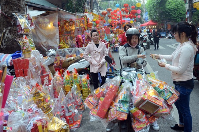 Nguoi dan tap nap mua sam do le cung Tao quan hinh anh 12