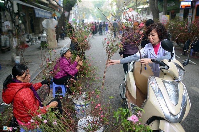 Nguoi dan tap nap mua sam do le cung Tao quan hinh anh 13