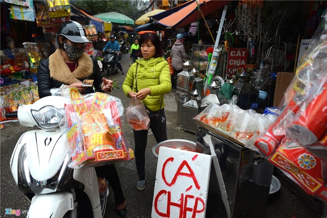 Nguoi dan tap nap mua sam do le cung Tao quan hinh anh 2