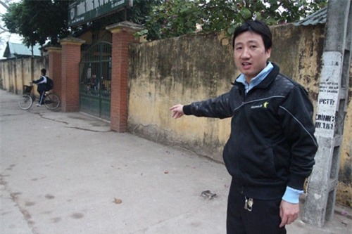 ha noi: xuat hien doi tuong la du do cho keo va hua dua tre di an nha hang - 2