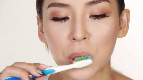 Để môi vừa mềm vừa tươi tắn đón Tết, các nàng hãy tránh 5 hành động này ngay - Ảnh 4.
