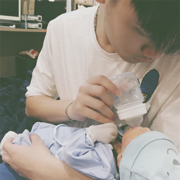 Những anh chồng Việt chuẩn soái ca của các hot girl: Không những đẹp trai mà còn biết đội vợ lên đầu - Ảnh 16.