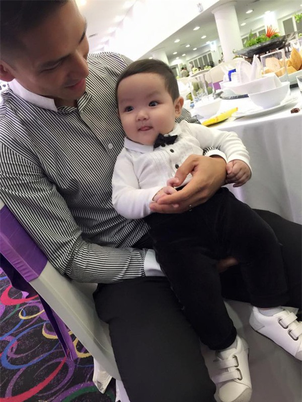 Những anh chồng Việt chuẩn soái ca của các hot girl: Không những đẹp trai mà còn biết đội vợ lên đầu - Ảnh 9.