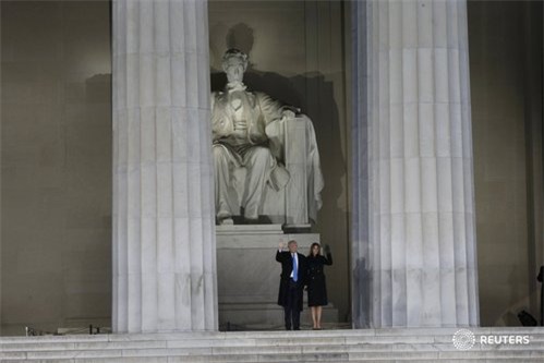 Donald Trump nghe hòa nhạc, chuẩn bị nhậm chức