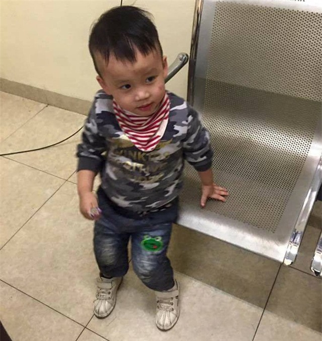 Bé trai bị lạc được đưa về trụ sở Công an phường Trúc Bạch (Ảnh: Facebook Le Thanh Tung).