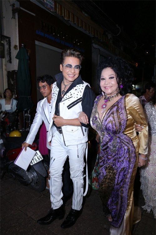 thanh-bach-noi-gi-ve-ao-dai-8-met-gay-xon-xao-blogtamsuvn05